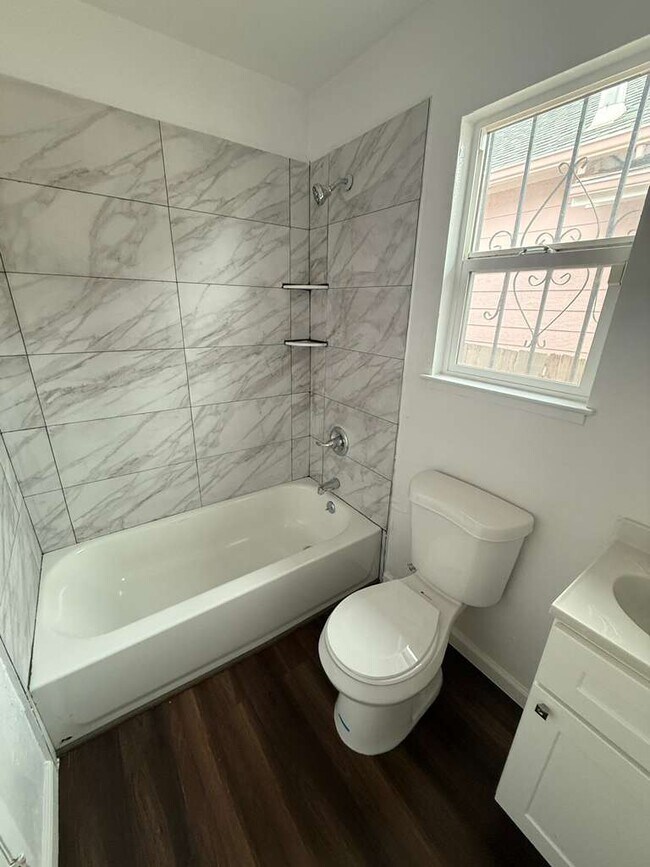 Building Photo - 560 3rd St