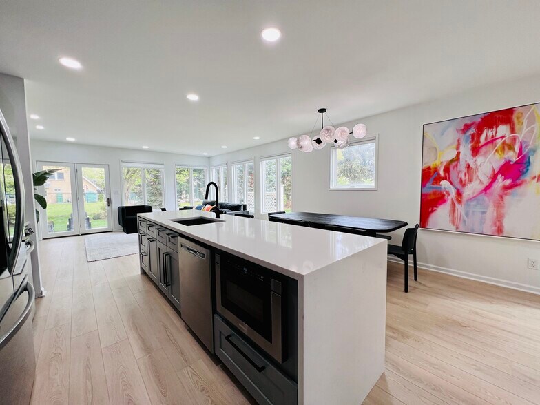 Building Photo - 323 Gross St