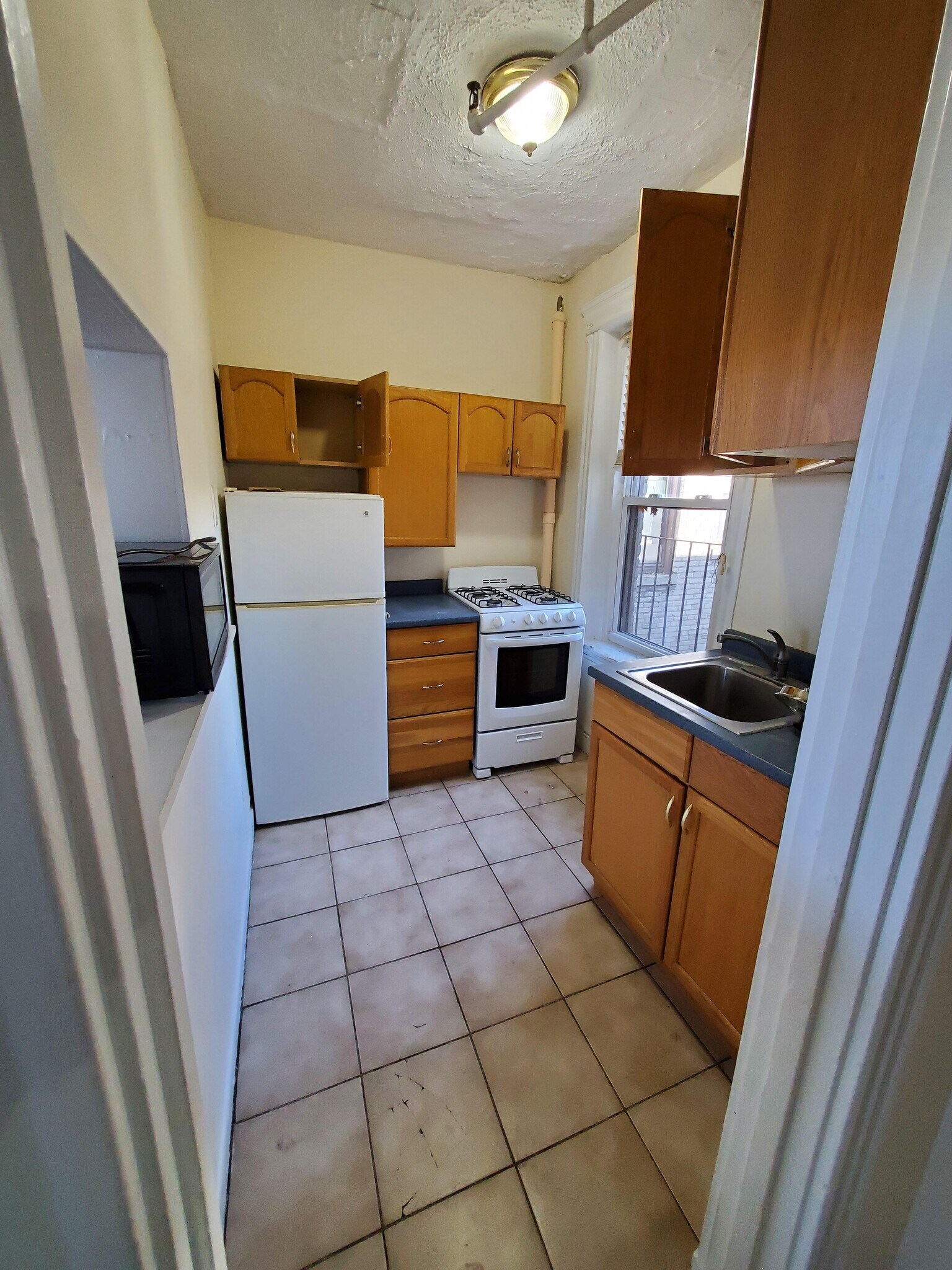 Building Photo - 382 Riverway St