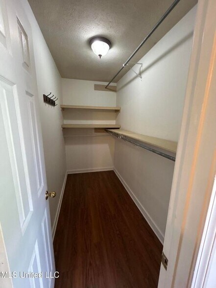Building Photo - 204 Foxwood Cove