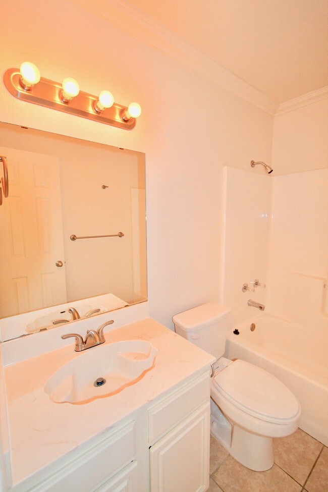 Building Photo - Lovely 3 bedroom 2 bathroom 2 car garage h...