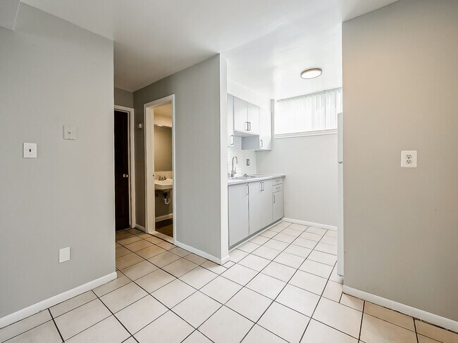 Building Photo - Freshly Updated 2BR Home in Prime White Lake Location!