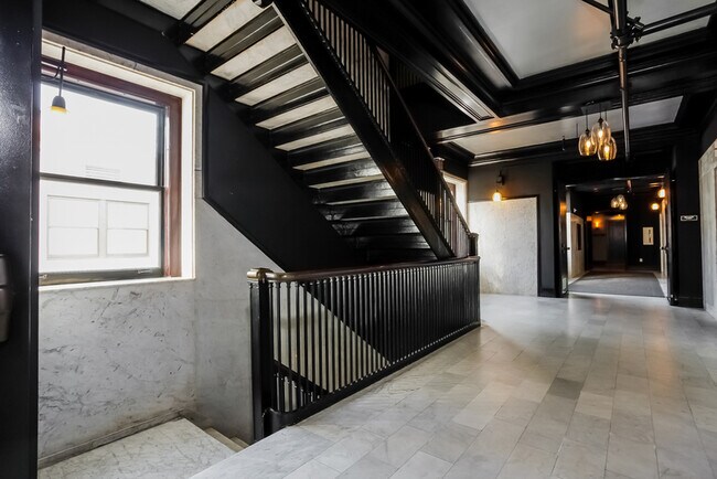 Building Photo - 460 S Spring St