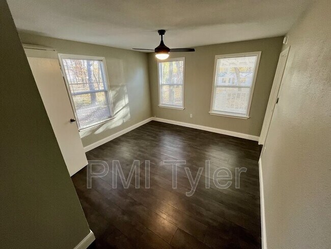 Building Photo - 223 Sunray St