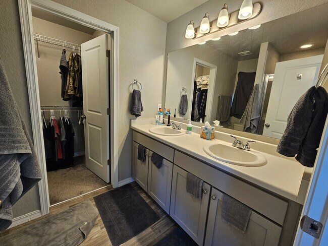 Building Photo - Spacious 3 Bed 3 bath house in 80916!