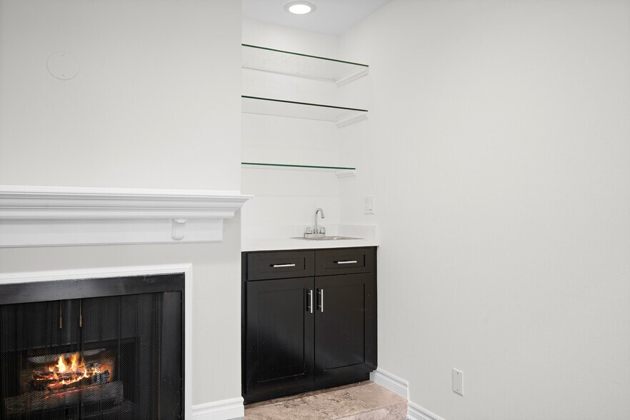 Building Photo - 323 N Jackson St