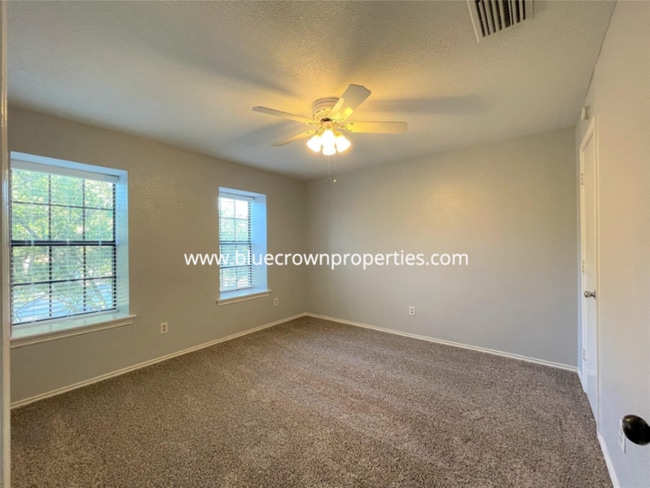 Building Photo - 1920 Oakbluff Dr