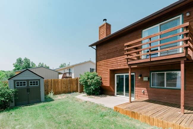 Building Photo - 2 Bedroom 3 Bathroom 1 Car Garage Fenced Back Yard Walkout Basement