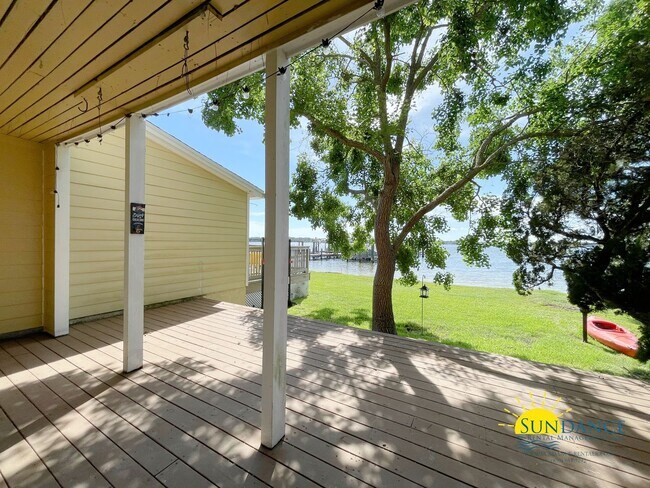 Building Photo - Stunning 3 Bedroom Townhome in Shalimar!