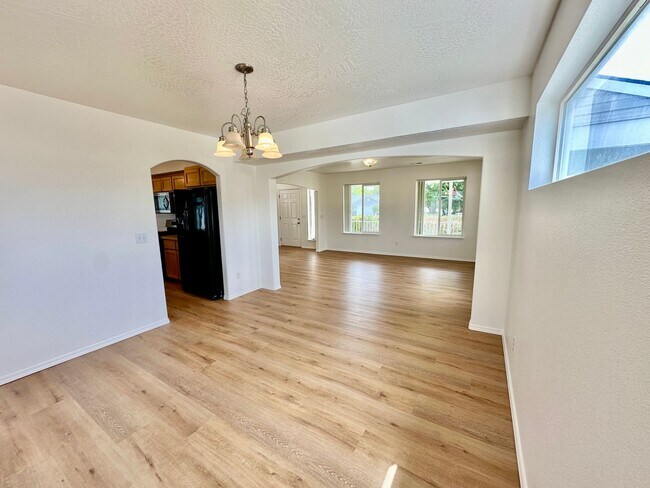 Building Photo - Newly Renovated Expansive Multi story 4 be...