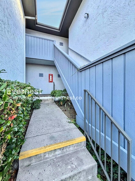 Building Photo - 3215 Midway Dr