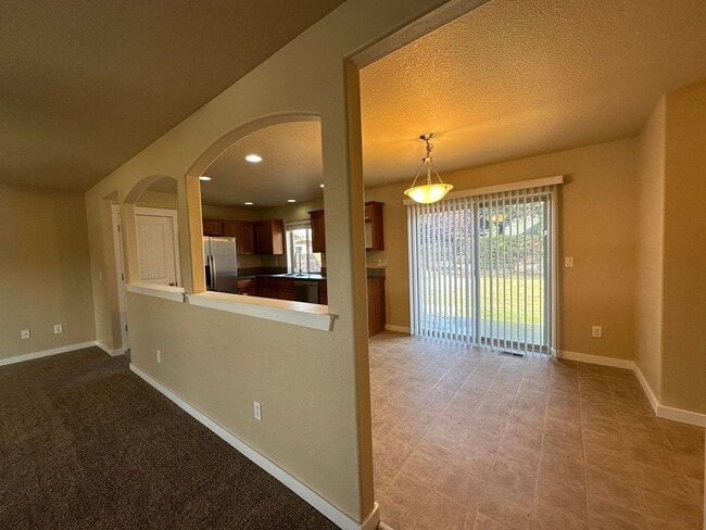 Building Photo - MOVE IN SPECIAL!  Remodeled 3 Bedroom / 2.5 Bathroom Home Southwest Redmond