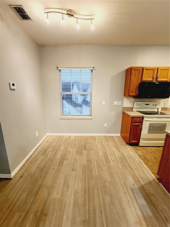 Building Photo - 1014 Persimmon St