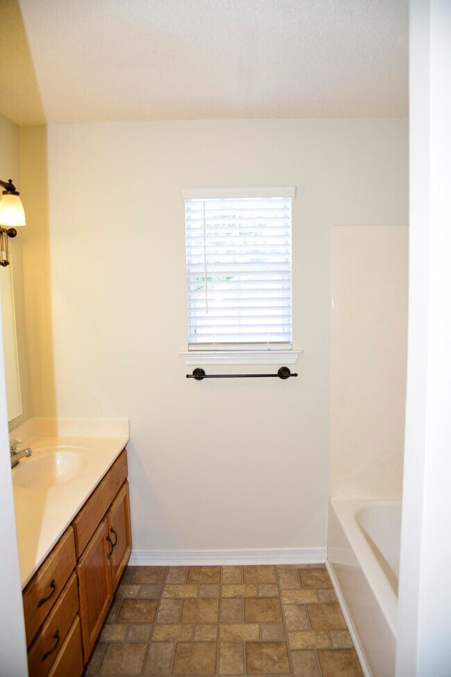 Building Photo - 311 Parkwood Pl