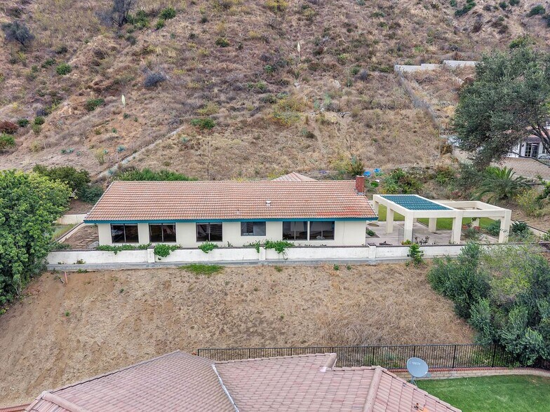Building Photo - 3825 Skycrest Dr