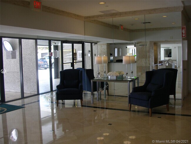 Building Photo - 2625 Collins Ave