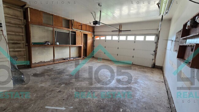 Building Photo - 3 Bedroom MWC w/Flex room!