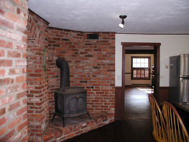 Building Photo - 3 bedroom – 1.5 Bath House