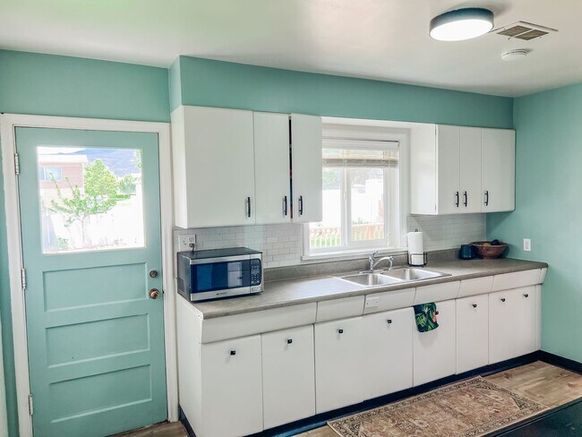 Building Photo - Stylish home ready for comfortable living