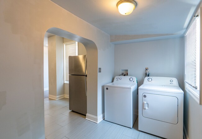 Building Photo - Newly rehabbed 3 bedroom 1.5 bath unit