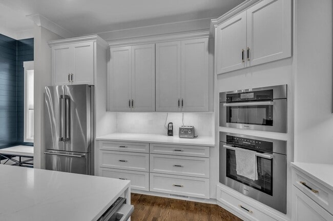 Building Photo - 5045 Kathryn Ave