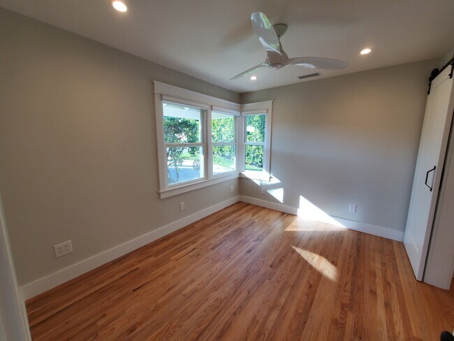 Building Photo - 10682 Center Dr