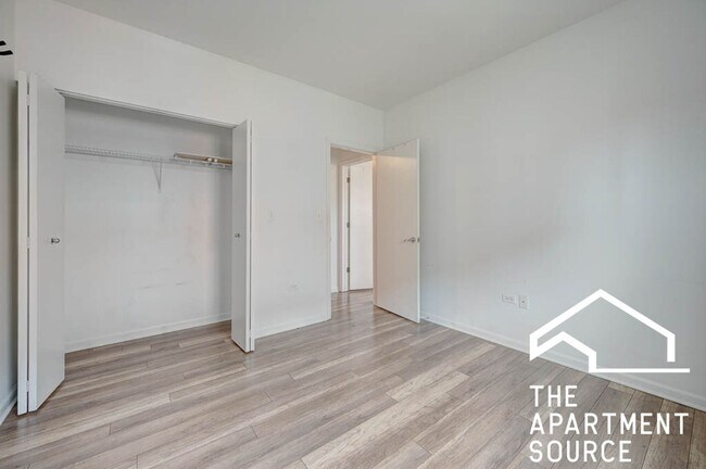 Building Photo - Humboldt Park 2 Bed/2.5 Bath Duplex w/ In Unit Laundry