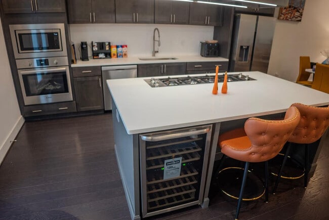 Building Photo - 1680 Memorial Dr SE