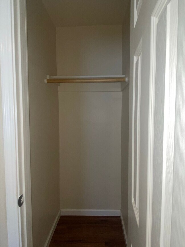 Building Photo - $500 MOVE IN SPECIAL!! One Bedroom Unit Av...