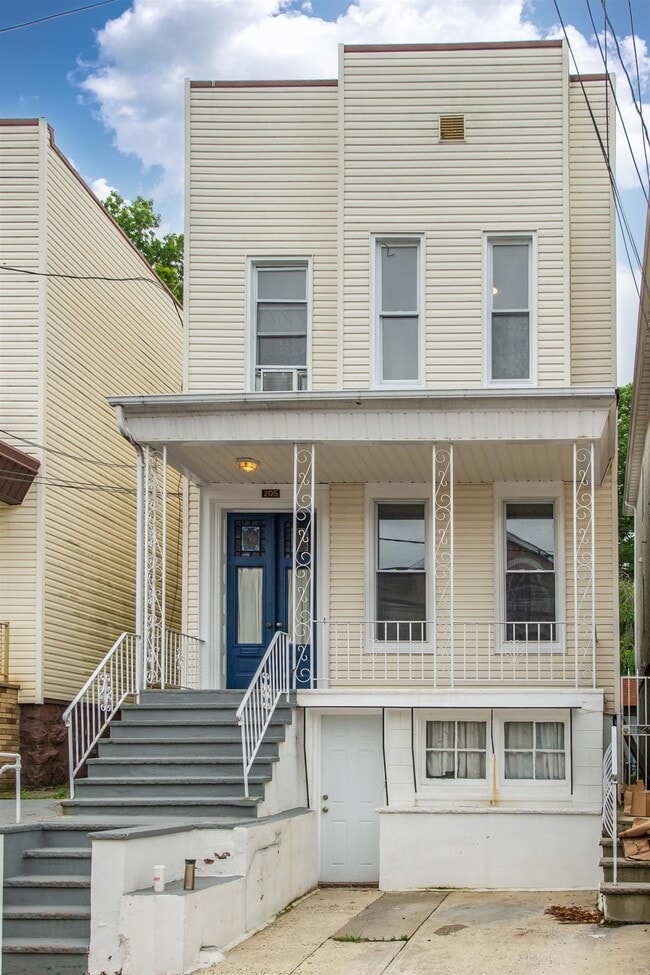 Building Photo - 205 Hutton St