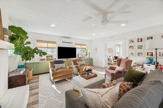 Building Photo - 5907 Hewitt Dr