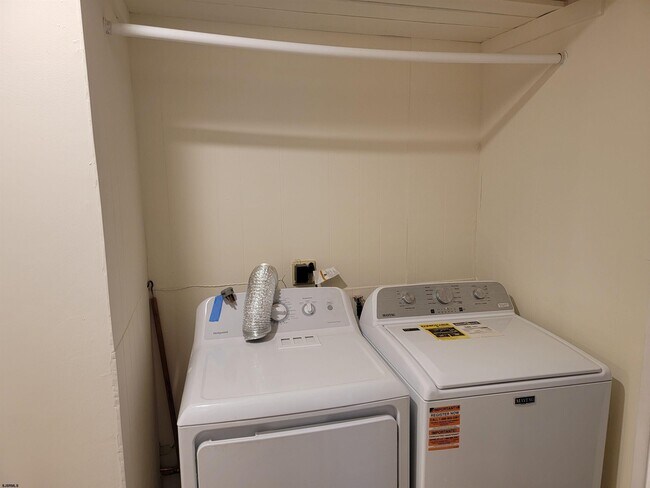 Building Photo - 1834 Beach Ave