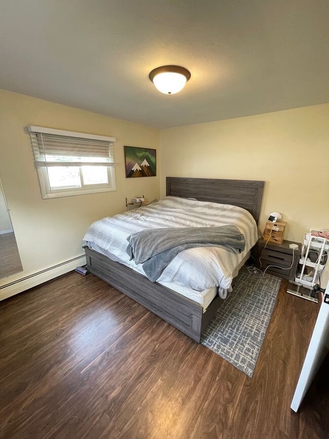 Building Photo - AVAILABLE AUGUST 15th! - 3 bed 2 bath home!