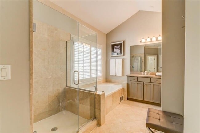 Building Photo - 704 Longleaf Dr NE