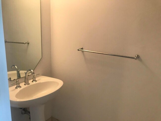 Building Photo - 401 SW 4th Ave