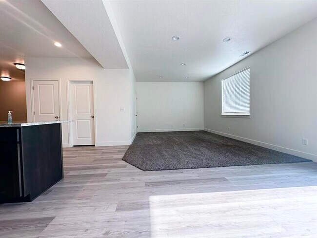 Building Photo - 225 W 950 S