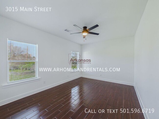 Building Photo - 3015 Main St