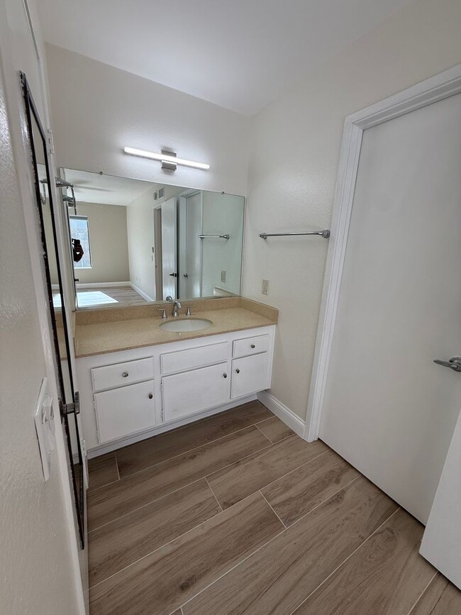 Building Photo - Remodeled 2-Bedroom Townhome in Tierrasant...