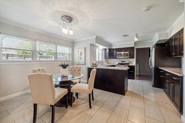 Building Photo - 2910 Freshmeadows Dr