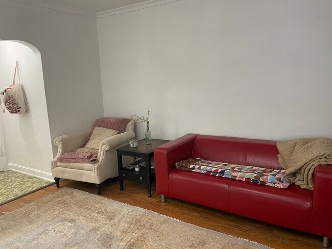 Living room hardwood floor - 710 S Maple St
