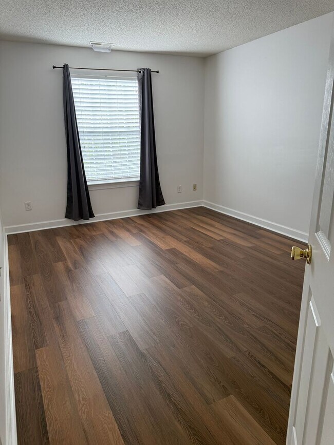 Building Photo - Move In Ready Condo