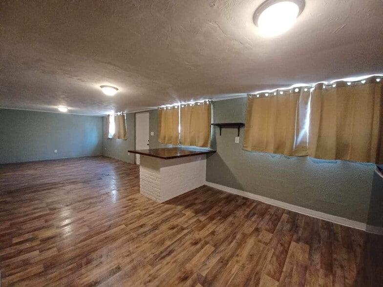 Building Photo - 304 Plum St