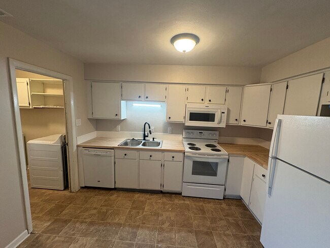 Building Photo - 813 S Grosvenor Ct