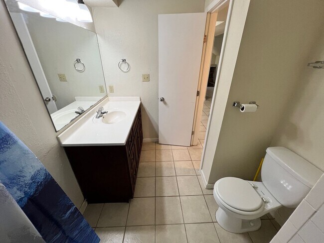 Building Photo - ground floor 1 bedroom condo!