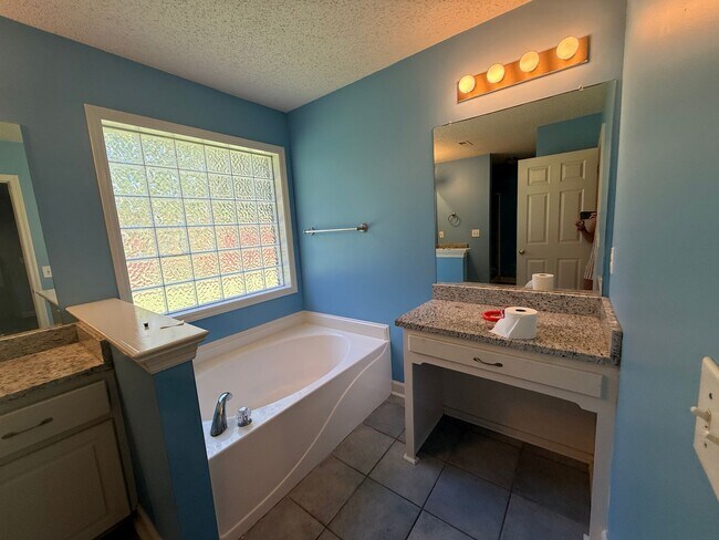 Building Photo - 4/2 Home Available Now!