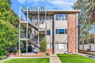 Building Photo - This is a large 2-bdr in a convenient, Fre...