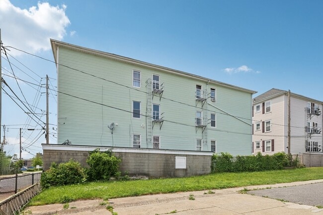 Building Photo - 344 Jencks St
