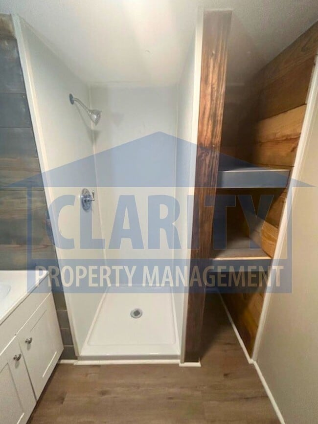 Building Photo - Two bedroom home in quiet location!