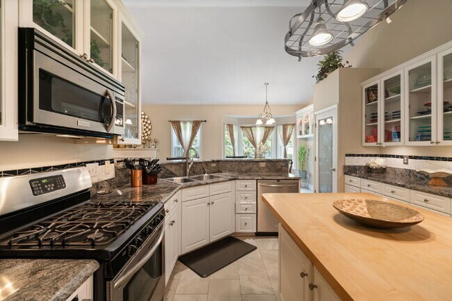 Building Photo - ***Amazing opportunity to rent this beauti...
