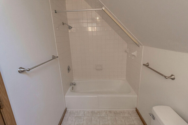Building Photo - 1304 Millbrook Ct